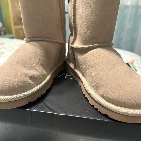 Size 2 child’s Ugg - Picture 6 of 7